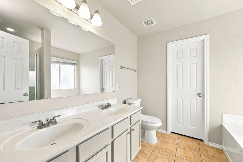 2,025/Mo, 10706 Rimfire Run Ln San Antonio, TX 78245 Primary Bathroom View