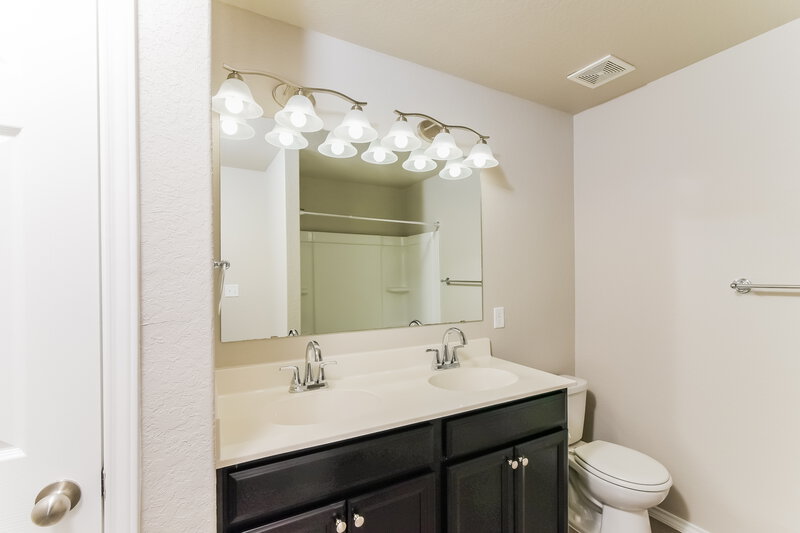 2,615/Mo, 11837 Silver Chase San Antonio, TX 78254 Main Bathroom View