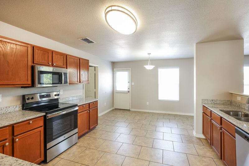 0/Mo, 125 Willow Wood Cibolo, TX 78108 Kitchen View 2