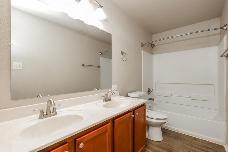0/Mo, 125 Willow Wood Cibolo, TX 78108 Bathroom View
