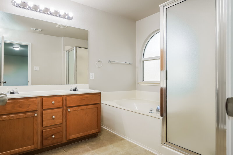2,750/Mo, 7227 Sunrise Lk San Antonio, TX 78244 Main Bathroom View