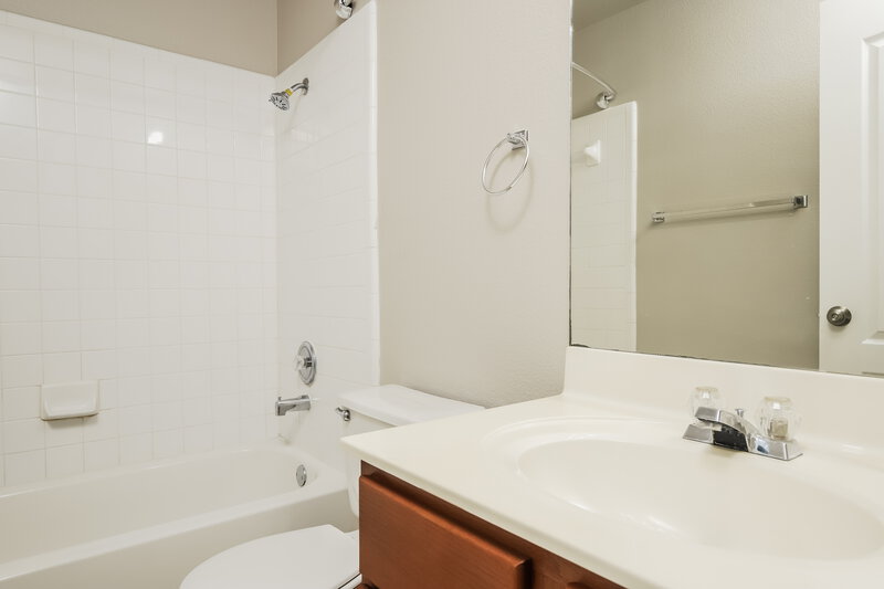 2,750/Mo, 7227 Sunrise Lk San Antonio, TX 78244 Bathroom View