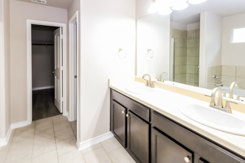1,920/Mo, 12119 Sapphire Riv San Antonio, TX 78245 Main Bathroom View