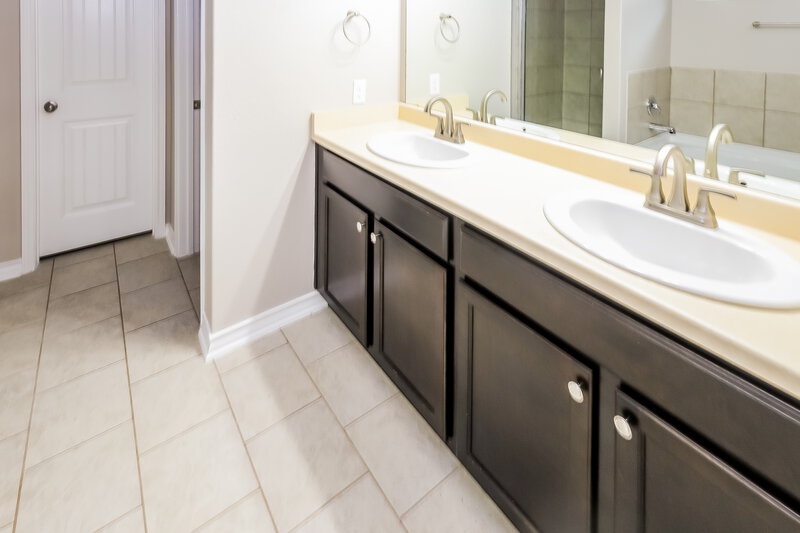 1,920/Mo, 12119 Sapphire Riv San Antonio, TX 78245 Main Bathroom View 2