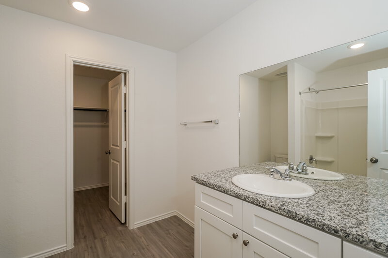 1,985/Mo, 9427 Strand Ct San Antonio, TX 78245 Main Bathroom View