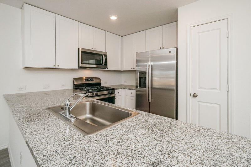 1,630/Mo, 5931 Poolside Park Converse, TX 78109 Kitchen View 2