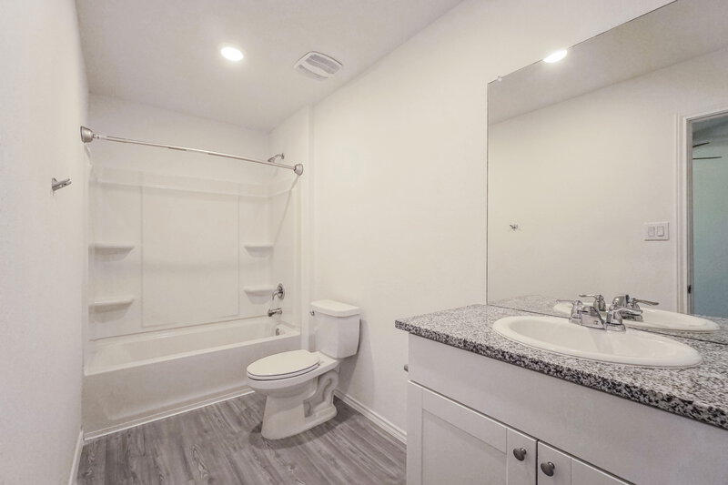 1,630/Mo, 5931 Poolside Park Converse, TX 78109 Main Bathroom View