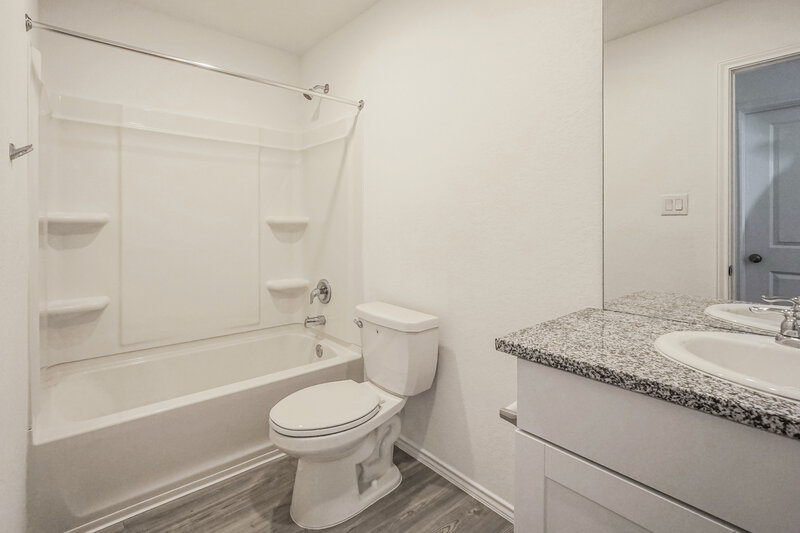 1,630/Mo, 5931 Poolside Park Converse, TX 78109 Bathroom View