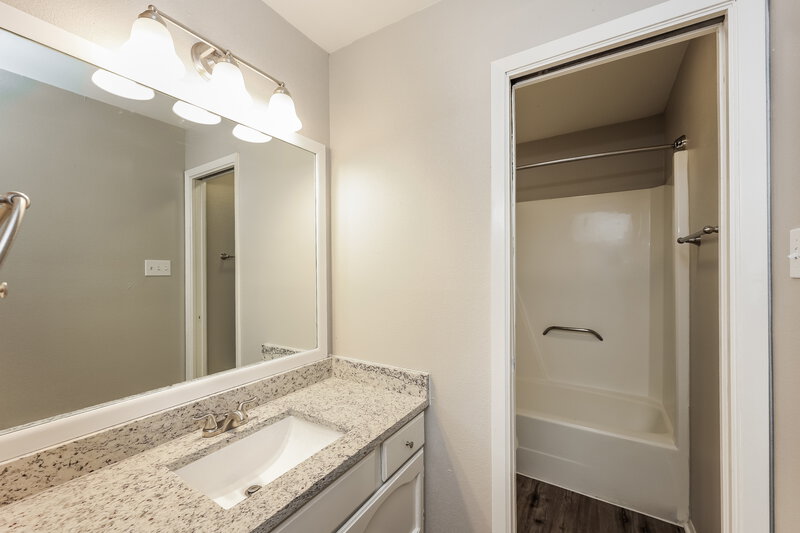 1,900/Mo, 8238 Meadow Post St San Antonio, TX 78251 Bathroom View
