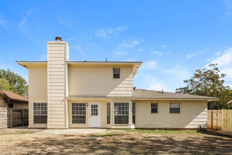 1,900/Mo, 8238 Meadow Post St San Antonio, TX 78251 Rear View