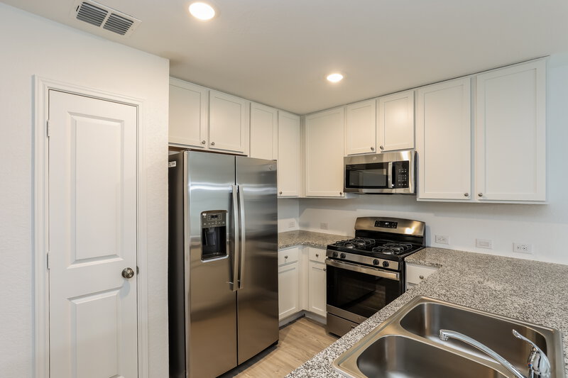 1,700/Mo, 10431 Canard Crst Converse, TX 78109 Kitchen View 2