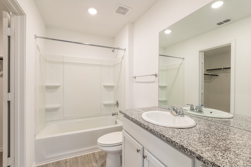 1,700/Mo, 10431 Canard Crst Converse, TX 78109 Main Bathroom View