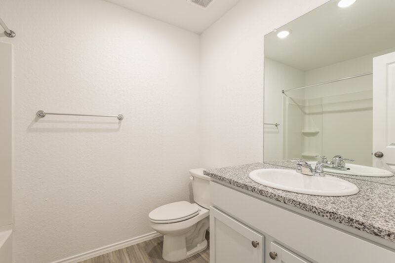 1,700/Mo, 10431 Canard Crst Converse, TX 78109 Bathroom View
