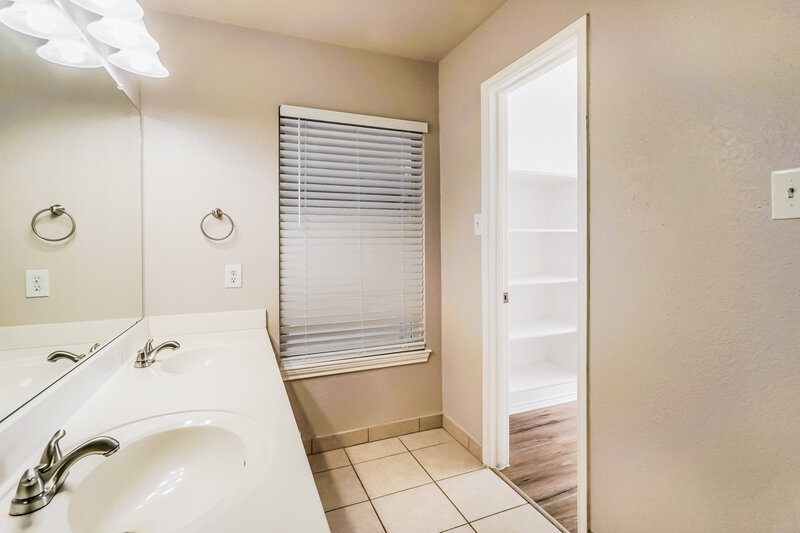 2,465/Mo, 1255 O Hara Dr San Antonio, TX 78251 Main Bathroom View