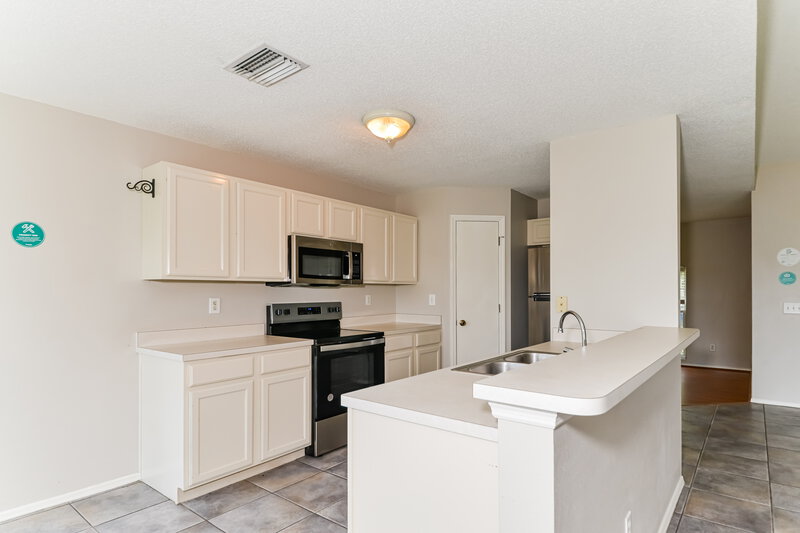 2,105/Mo, 11782 Shirburn Cir Parrish, FL 34219 Kitchen View 2