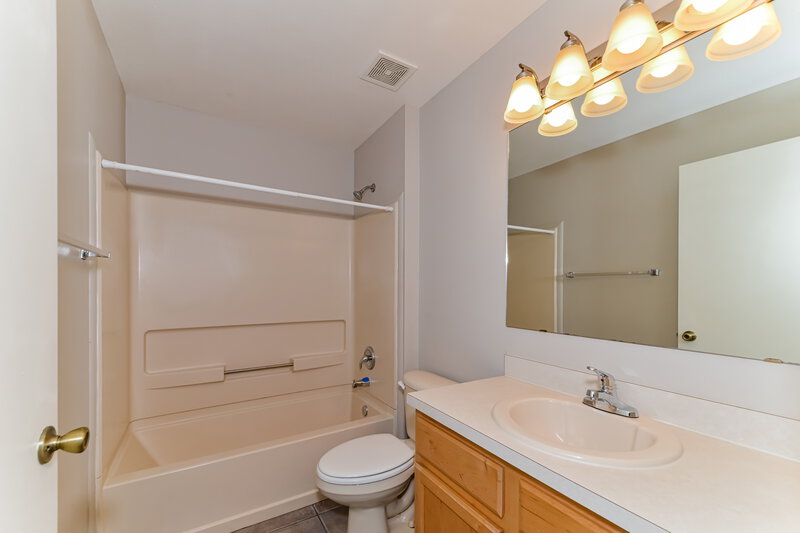 2,105/Mo, 11782 Shirburn Cir Parrish, FL 34219 Bathroom View