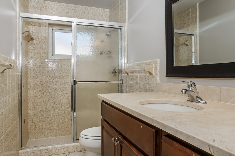 2,265/Mo, 4248 Dryden Cir Sarasota, FL 34241 Main Bathroom View