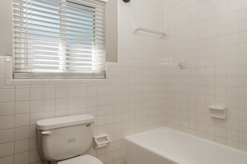 2,265/Mo, 4248 Dryden Cir Sarasota, FL 34241 Bathroom View 2