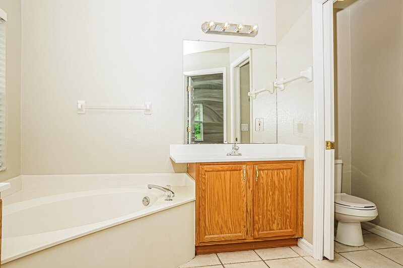 2,115/Mo, 5063 Linda Dr North Port, FL 34286 Main Bathroom View