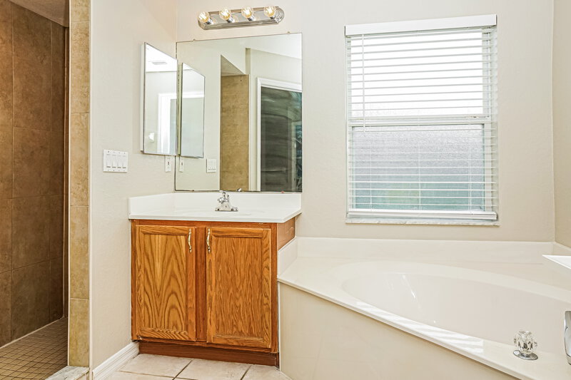 2,115/Mo, 5063 Linda Dr North Port, FL 34286 Main Bathroom View 2