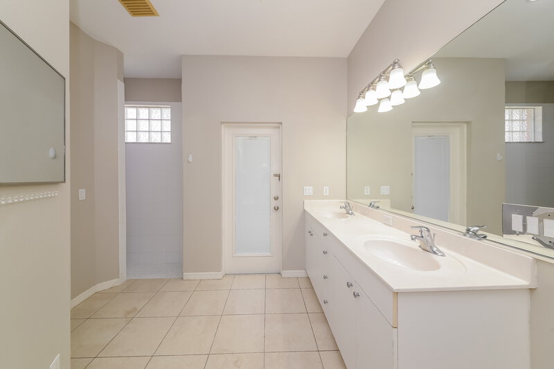 2,365/Mo, 1073 Whitegate Ct Sarasota, FL 34232 Main Bathroom View
