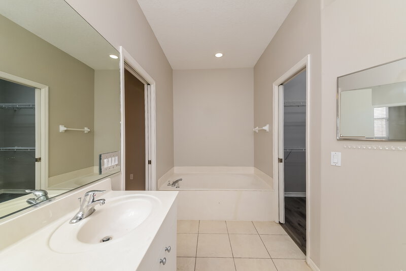 2,365/Mo, 1073 Whitegate Ct Sarasota, FL 34232 Main Bathroom View 2