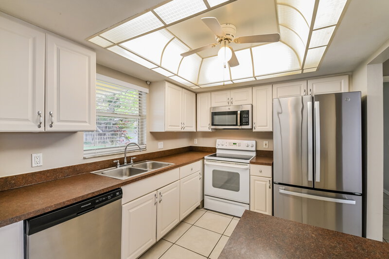 1,680/Mo, 923 SE 34th Ter Cape Coral, FL 33904 Kitchen View