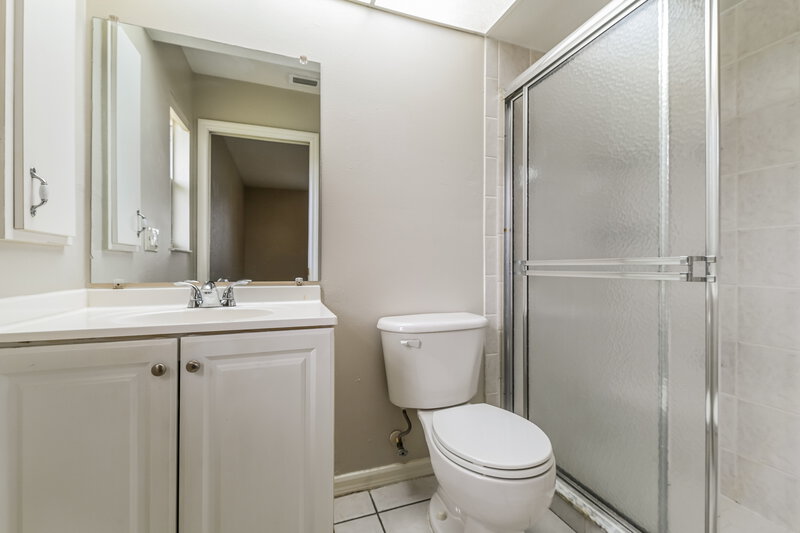 1,680/Mo, 923 SE 34th Ter Cape Coral, FL 33904 Main Bathroom View