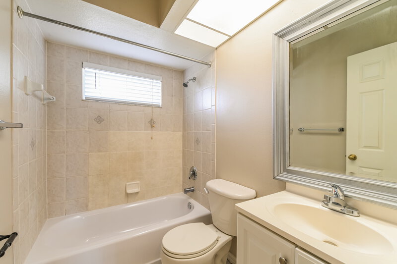1,680/Mo, 923 SE 34th Ter Cape Coral, FL 33904 Bathroom View