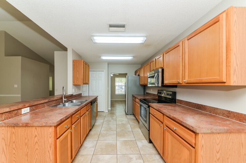 2,760/Mo, 11022 4th Ave E Bradenton, FL 34212 Kitchen View 2