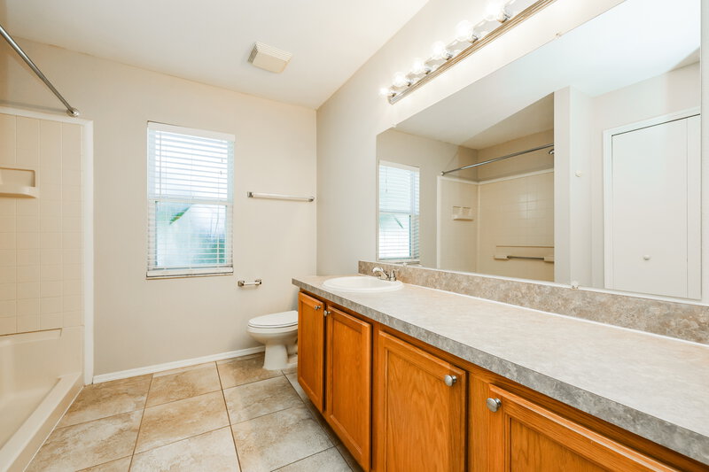2,505/Mo, 11022 4th Ave E Bradenton, FL 34212 Main Bathroom View