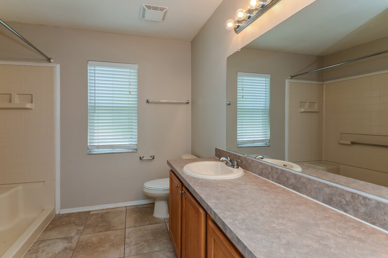 2,760/Mo, 11022 4th Ave E Bradenton, FL 34212 Main Bathroom View