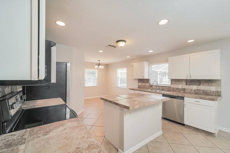 2,220/Mo, 1413 SW 11th Pl Cape Coral, FL 33991 Kitchen View