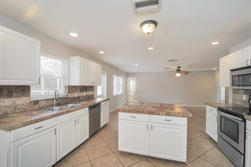 2,220/Mo, 1413 SW 11th Pl Cape Coral, FL 33991 Kitchen View 2