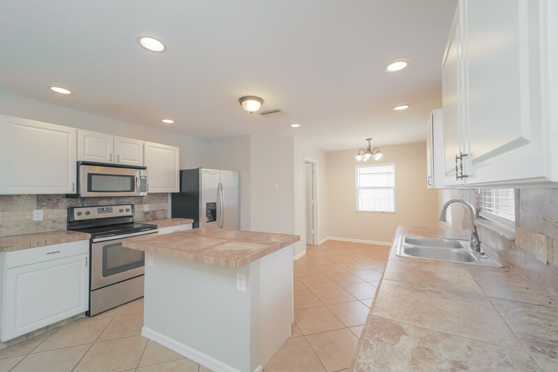 2,220/Mo, 1413 SW 11th Pl Cape Coral, FL 33991 Kitchen View 3
