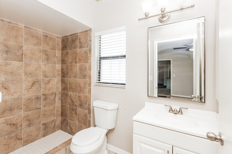 1,795/Mo, 139 SE 19th Ln Cape Coral, FL 33990 Main Bathroom View