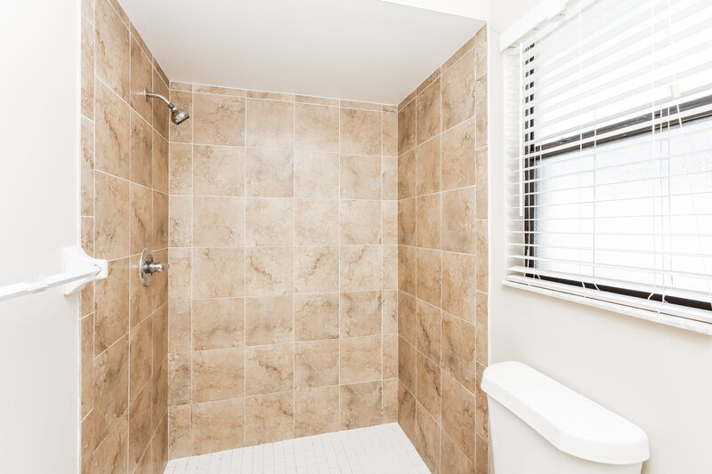 1,795/Mo, 139 SE 19th Ln Cape Coral, FL 33990 Main Bathroom View 2