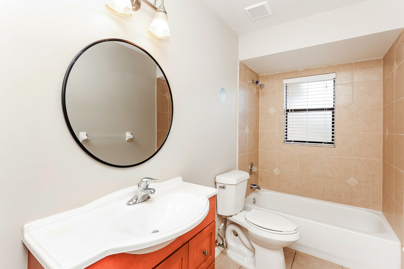 1,795/Mo, 139 SE 19th Ln Cape Coral, FL 33990 Bathroom View
