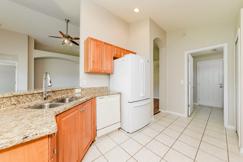 2,135/Mo, 9432 Sarazen Pl Palmetto, FL 34221 Kitchen View