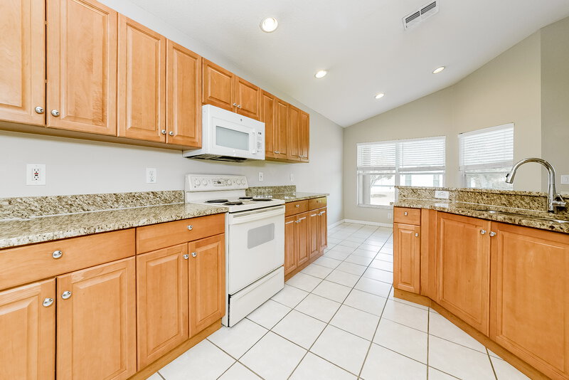 2,135/Mo, 9432 Sarazen Pl Palmetto, FL 34221 Kitchen View 2
