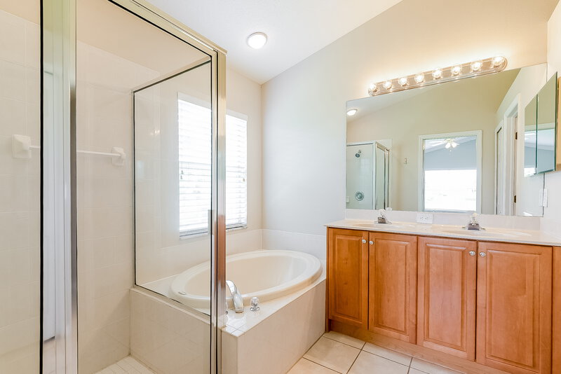 2,135/Mo, 9432 Sarazen Pl Palmetto, FL 34221 Main Bathroom View