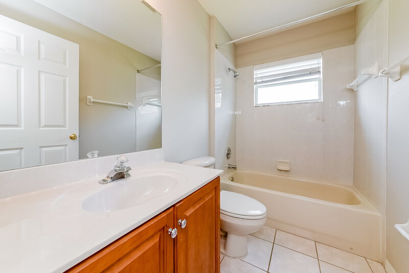 2,135/Mo, 9432 Sarazen Pl Palmetto, FL 34221 Bathroom View