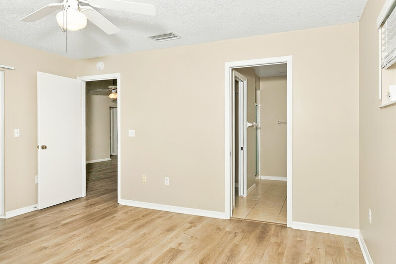 2,135/Mo, 1205 Oak Trace Dr Sarasota, FL 34232 Primary Bedroom View 2