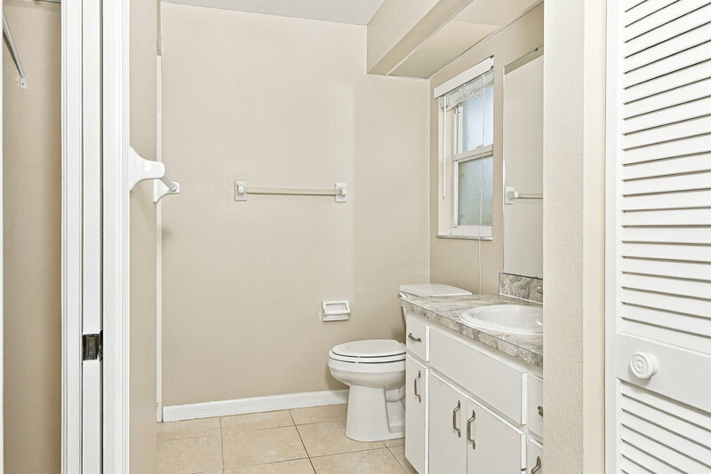 2,135/Mo, 1205 Oak Trace Dr Sarasota, FL 34232 Primary Bathroom View
