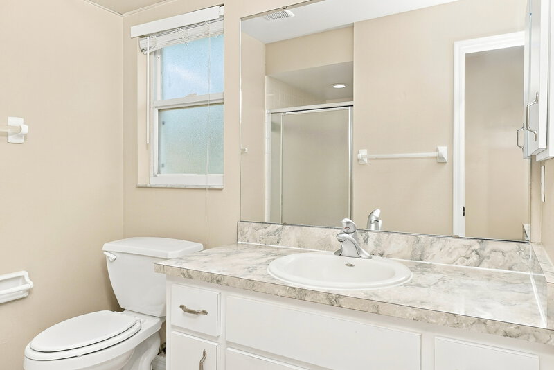 2,135/Mo, 1205 Oak Trace Dr Sarasota, FL 34232 Primary Bathroom View 2