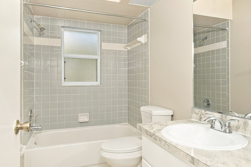 2,135/Mo, 1205 Oak Trace Dr Sarasota, FL 34232 Bathroom View