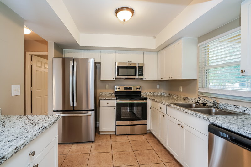 3,000/Mo, 402 SE 18th St Cape Coral, FL 33990 Kitchen View