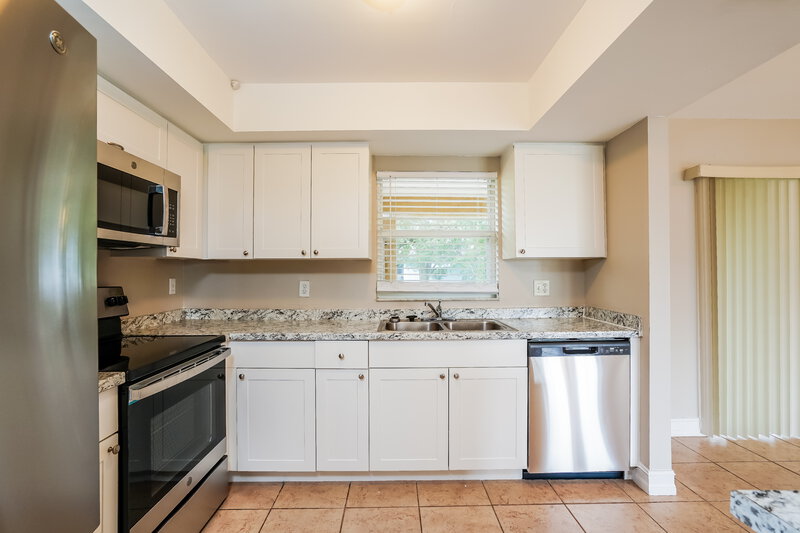 3,000/Mo, 402 SE 18th St Cape Coral, FL 33990 Kitchen View 2