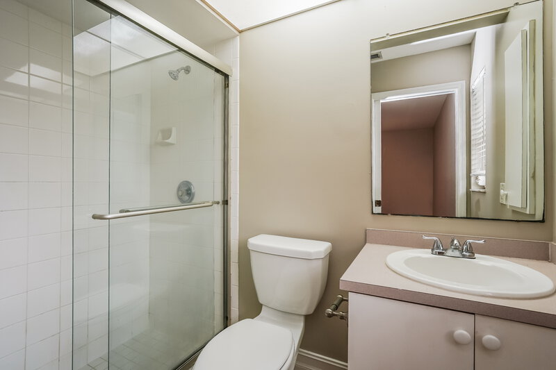 3,000/Mo, 402 SE 18th St Cape Coral, FL 33990 Main Bathroom View