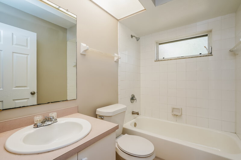 3,000/Mo, 402 SE 18th St Cape Coral, FL 33990 Bathroom View